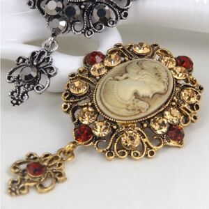♥️ Stunning Vintage Cameo Gold and Red Brooch ♥️
